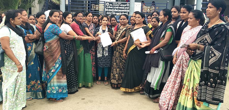 <div class="paragraphs"><p>ಬಾಗೇಪಲ್ಲಿ ಸಿಡಿಪಿಒ ಕಚೇರಿ ಮುಂದೆ ಅಂಗನವಾಡಿ ನೌಕರರು ಕಚೇರಿ ಅಧಿಕಾರಿ ಚೈತನ್ಯಗೆ ಮನವಿ ಪತ್ರ ಸಲ್ಲಿಸಿದರು</p></div>