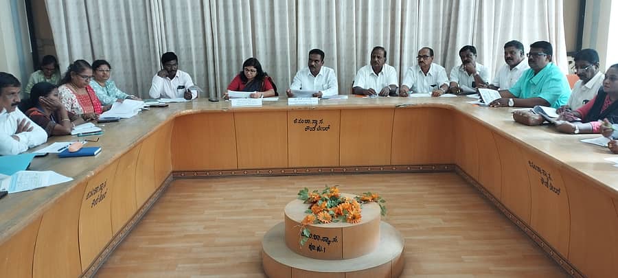 ಚಾಮರಾಜನಗರದ ಜಿಲ್ಲಾ ಪಂಚಾಯತ್ ಸ್ಥಾಯಿ ಸಮಿತಿ ಸಭಾಂಗಣದಲ್ಲಿ ಗ್ಯಾರಂಟಿ ಯೋಜನೆಗಳ ಪ್ರಗತಿ ಪರಿಶೀಲನಾ ಸಭೆ ನಡೆಯಿತು