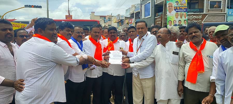 ಗಜೇಂದ್ರಗಡ ತಾಲ್ಲೂಕಿನ ಲಂಬಾಣಿ, ಭೋವಿ, ಭಜಂತ್ರಿ ಕೊರಮ ಸೇರಿದಂತೆ 63 ಸಮಾಜಗಳ ಮುಖಂಡರು ರಾಜ್ಯ ಸರ್ಕಾರ ಪರಿಶಿಷ್ಟ ಜಾತಿಗಳಲ್ಲಿ ಒಳ ಮೀಸಲಾತಿ ಜಾರಿಗೊಳಿಸಿರುವುದನ್ನು ವಿರೋಧಿಸಿ ತಹಶೀಲ್ದಾರ್‌ ಕಿರಣಕುಮಾರ ಕುಲಕರ್ಣಿ ಅವರಿಗೆ ಮನವಿ ಸಲ್ಲಿಸಿದರು
