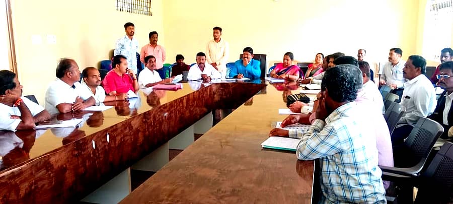 ಮೊಳಕಾಲ್ಮುರಿನ ತಾಲ್ಲೂಕು ಕಚೇರಿಯಲ್ಲಿ ಬುಧವಾರ ಜಿಲ್ಲಾ ಉಪ ವಿಭಾಗಾಧಿಕಾರಿ ಮಹಿಬೂಬ್‌ ಜಿಲಾನ್‌ ಖುರೇಷಿ ನೇತೃತ್ವದಲ್ಲಿ ಮರಳು ಸಮಿತಿ ಸಭೆ ನಡೆಯಿತು