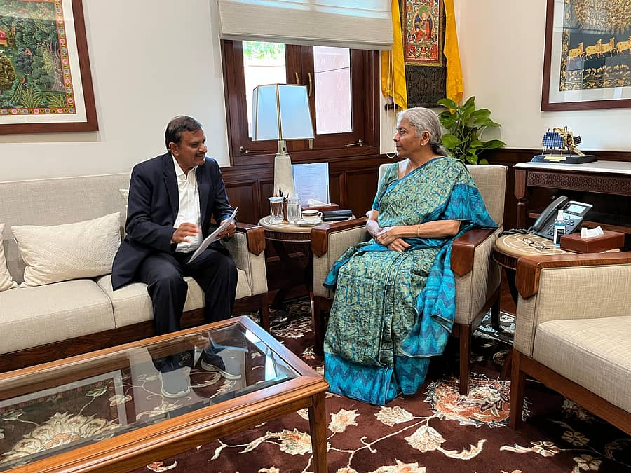 ನಿರ್ಮಲಾ ಸೀತಾರಾಮನ್‌ ಅವರಿಗೆ ಡಾ.ಸಿ.ಎನ್.ಮಂಜುನಾಥ್‌ ಮಾಹಿತಿ ನೀಡಿದರು. 
