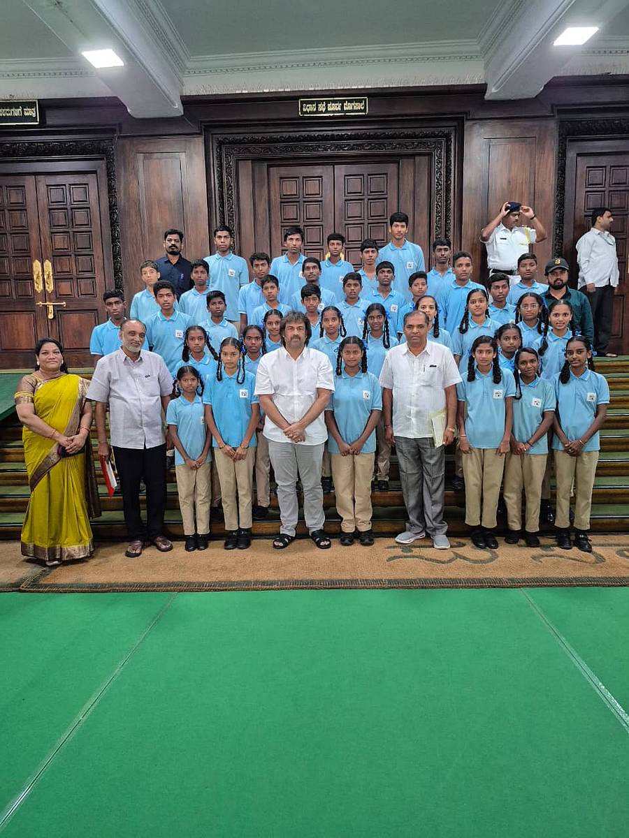 ವಿಧಾನಸಭೆ ಕಲಾಪ ವೀಕ್ಷಿಸಲು ಬಂದಿದ್ದ ‘ದಿ ಆಶ್ರಮ ಶಾಲೆ’ ಮಕ್ಕಳ ಜತೆ ಶಾಲಾ ಶಿಕ್ಷಣ ಸಚಿವ ಮಧು ಬಂಗಾರಪ್ಪ.