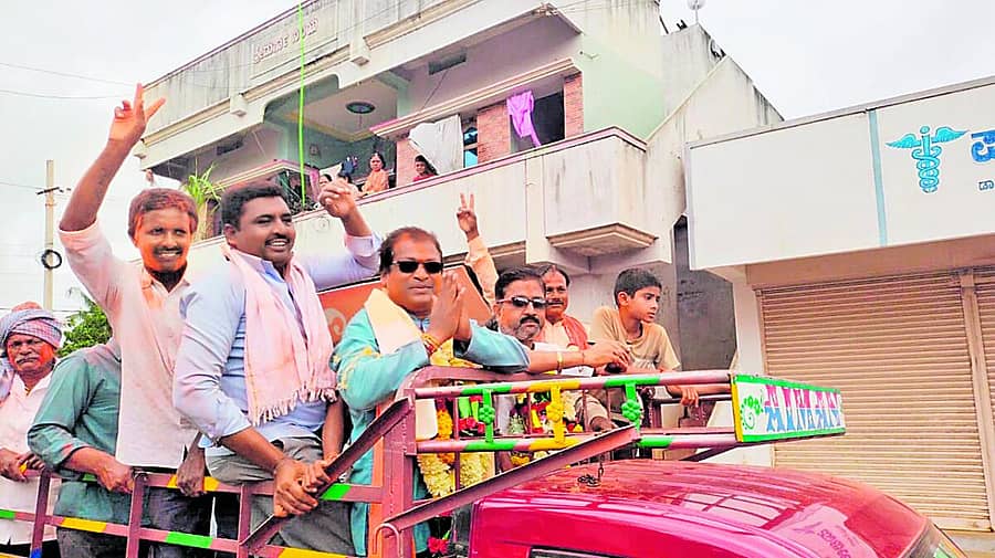 <div class="paragraphs"><p>ರಟ್ಟೀಹಳ್ಳಿ ಪಟ್ಟಣ ಪಂಚಾಯಿತಿ ಚುನಾವಣೆಯಲ್ಲಿ ಗೆಲುವು ಸಾಧಿಸಿದ ಇಬ್ಬರು ಪಕ್ಷೇತರ ಅಭ್ಯರ್ಥಿಗಳು ಒಟ್ಟಿಗೆ ತಮ್ಮ ಬೆಂಬಲಿಗರ ಜೊತೆ ವಿಜಯೋತ್ಸವ ಆಚರಿಸಿದರು</p></div>
