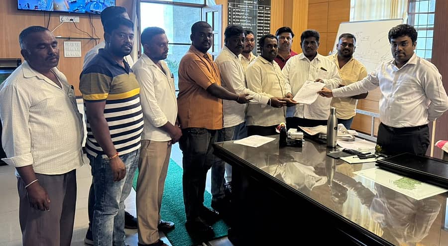 <div class="paragraphs"><p>ಹೊಲಯ ಸಂಬಂಧಿತ ಜಾತಿಗಳಿಗೆ ಸಮುದಾಯಕ್ಕೆ ಶೇ 8 ಮೀಸಲಾತಿ ನೀಡಬೇಕು ಎಂದು ಆಗ್ರಹಿಸಿ, ಬಲಗೈ ಹೊಲಯ ಸಂಬಂಧಿತ ಜಾತಿಗಳ ವೇದಿಕೆ ಪದಾಧಿಕಾರಿಗಳು ರಾಮನಗರದಲ್ಲಿ ಜಿಲ್ಲಾಧಿಕಾರಿ&nbsp;ಯಶವಂತ್ ವಿ. ಗುರುಕರ್ ಅವರ ಮೂಲಕ ಸರ್ಕಾರಕ್ಕೆ ಮನವಿ ಸಲ್ಲಿಸಿದರು.&nbsp;</p></div>