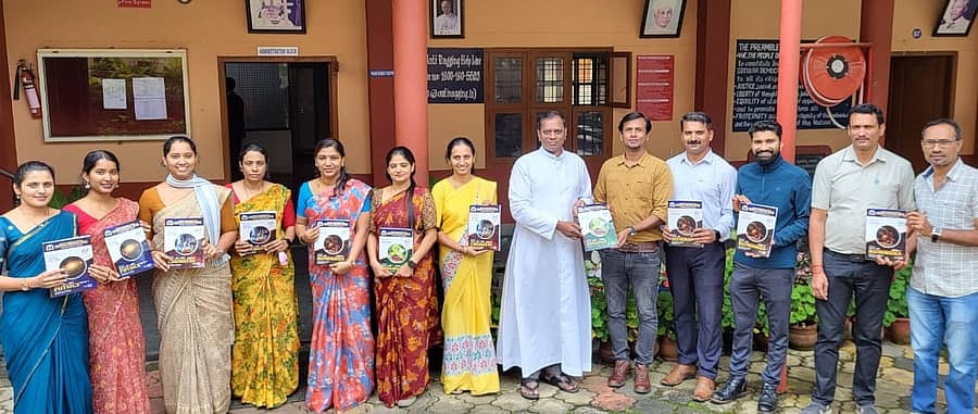 ವಿರಾಜಪೇಟೆಯ ಸಂತ ಅನ್ನಮ್ಮ ಪದವಿ ಪೂರ್ವ ಕಾಲೇಜಿನಲ್ಲಿ ಚಾಣಕ್ಯ ಎಜುಕೇಷನ್ ಟ್ರಸ್ಟ್ ನ ಸಹಯೋಗದೊಂದಿಗೆ ರಚಿಸಿರುವ ಸಿಇಟಿ, ಜೆಇಇ ಹಾಗೂ ನೀಟ್ ತರಬೇತಿ ಪುಸ್ತಕಗಳನ್ನು ಕಾಲೇಜಿನ ಪ್ರಾಂಶುಪಾಲ ರೆ.ಫಾ. ಮದಲೈ ಮುತ್ತು ಗುರುವಾರ ಬಿಡುಗಡೆಗೊಳಿಸಿದರು 
