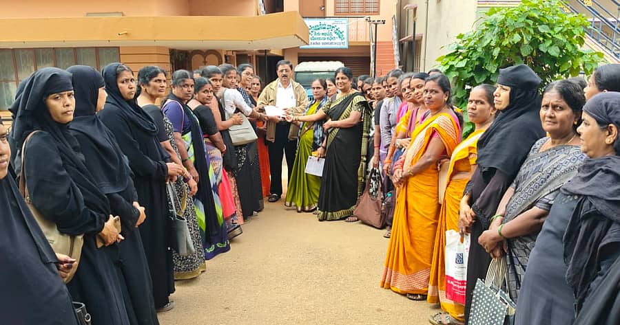ಮುಖಚರ್ಯೆ ಗುರುತಿಸುವ ನಿಯಮ ನಿಲ್ಲಿಸುವಂತೆ ಒತ್ತಾಯಿಸಿ ರಾಜ್ಯ ಅಂಗನವಾಡಿ ನೌಕರರ ಸಂಘದ(ಸಿಐಟಿಯು) ತಾಲ್ಲೂಕು ಸಮಿತಿ ಪದಾಧಿಕಾರಿಗಳು ಕಪ್ಪುಪಟ್ಟಿ ಧರಿಸಿ ಪ್ರತಿಭಟನೆ ನಡೆಸಿ ಶಿಶು ಅಭಿವೃದ್ಧಿ ಯೋಜನಾಧಿಕಾರಿ ನಾಗೇಶ್ ಅವರಿಗೆ ಮನವಿ ಸಲ್ಲಿಸಿದರು