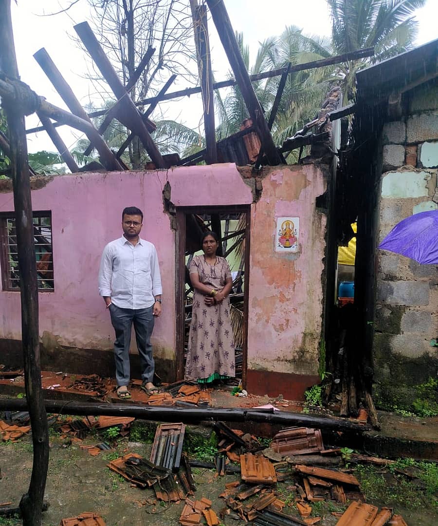 ನರಸಿಂಹರಾಜಪುರದಲ್ಲಿ ಈಚೆಗೆ ಸುರಿದ ಮಳೆಗೆ ರಾವೂರು ಗ್ರಾಮದ ಶಂಕರಪ್ಪ ಅವರ ಮನೆ ಹಾನಿಯಾಗಿರುವುದು