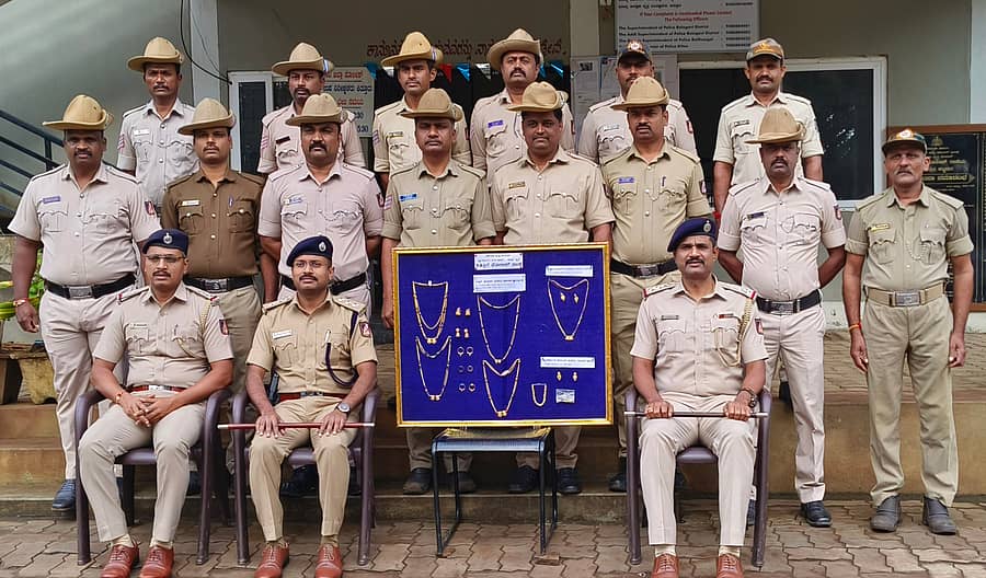 ವಶಪಡಿಸಿಕೊಂಡ ಚಿನ್ನಾಭರಣದ ಜತೆ ಡಿವೈಎಸ್ ಪಿ ವೀರಯ್ಯ ಹಿರೇಮಠ, ಸಿಪಿಐ ಶಿವಾನಂದ ಗುಡಗನಟ್ಟಿ, ಎಸ್ಐ ಪ್ರವೀಣ ಗಂಗೋಳ ಮತ್ತು ಸಿಬ್ಬಂದಿ
