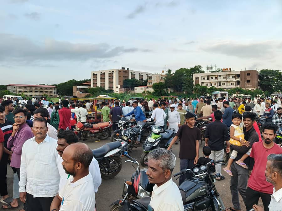 ಮುಧೋಳದ ಮುಳುಗಡೆಯಾಗಿರುವ ಯಾದವಾಡ ಸೇತುವೆ ನೀರನ್ನು ನೋಡಲು ನೂರಾರು ಜನರು ಆಗಮಿಸುತ್ತಿರುವುದು