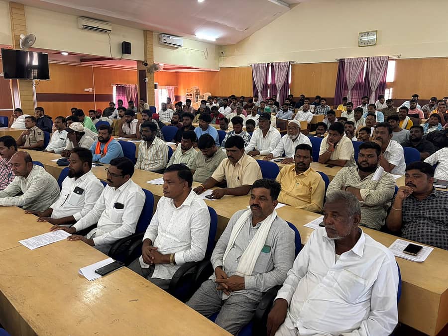 ಹಾವೇರಿ ಜಿಲ್ಲಾ ಪಂಚಾಯಿತಿ (ಜಿ.ಪಂ.) ಸಭಾಭವನದಲ್ಲಿ ಗುರುವಾರ ಹಮ್ಮಿಕೊಂಡಿದ್ದ ‘ಗೌರಿ ಗಣೇಶ ಹಾಗೂ ಈದ್ ಮಿಲಾದ್ ಹಬ್ಬದ ಜಿಲ್ಲಾ ಮಟ್ಟದ ಶಾಂತಿ ಸಭೆ’ಯಲ್ಲಿ ಪಾಲ್ಗೊಂಡಿದ್ದ ಜನ 