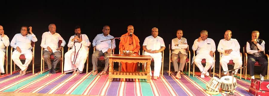 ಹೊಸದುರ್ಗದ ಸಾಣೇಹಳ್ಳಿಯಲ್ಲಿ ಗುರುವಾರ ಆಯೋಜಿಸಿದ್ದ ‘ಶಿವಕುಮಾರ ಶಿವಾಚಾರ್ಯ ಸ್ವಾಮೀಜಿ’ ಅವರ ಶ್ರದ್ಧಾಂಜಲಿ ಕಾರ್ಯಕ್ರಮದ ಪೂರ್ವಭಾವಿಯಲ್ಲಿ ಸಾಣೇಹಳ್ಳಿ ಪಂಡಿತಾರಾಧ್ಯ ಶಿವಾಚಾರ್ಯ ಸ್ವಾಮೀಜಿ ಮಾತನಾಡಿದರು