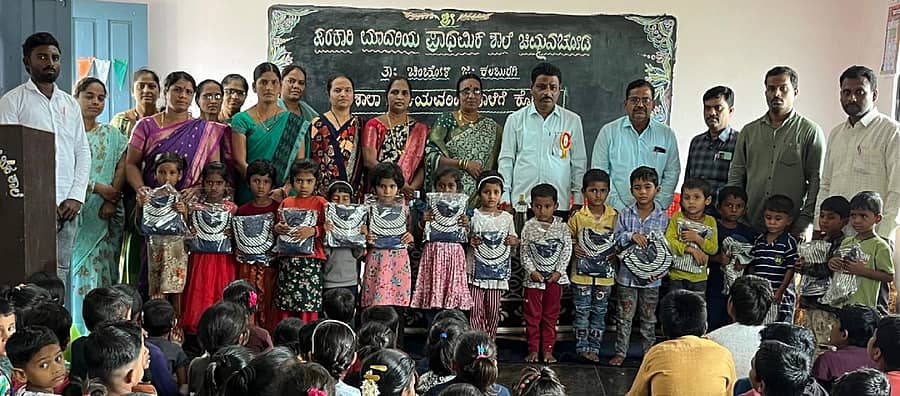 ಚಿಂಚೋಳಿ ತಾಲ್ಲೂಕಿನ ಚಿಮ್ಮನಚೋಡ ಸರ್ಕಾರಿ ಮಾದರಿ ಹಿರಿಯ ಪ್ರಾಥಮಿಕ ಶಾಲೆಗೆ ಶಿಕ್ಷಕಿ ಜ್ಞಾನೇಶ್ವರಿ ಸಜ್ಜನ ಅವರು ಕೊಡುಗೆಯಾಗಿ ನೀಡಿದ ಸಮವಸ್ತ್ರ ಮಕ್ಕಳಿಗೆ ಬುಧವಾರ ಬಿಇಒ ಲಕ್ಷ್ಮಯ್ಯ ವಿತರಿಸಿದರು 