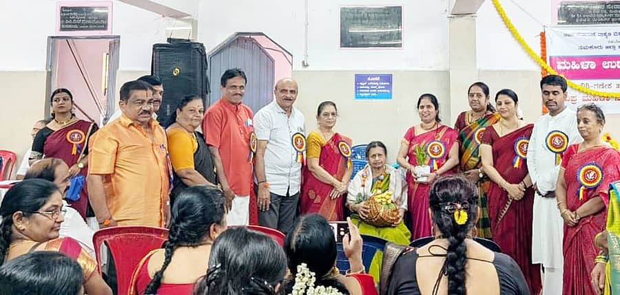 ತುಮಕೂರಿನಲ್ಲಿ ಗುರುವಾರ ಬ್ರಾಹ್ಮಣ ಮಹಾಸಭಾ ವತಿಯಿಂದ ವಿಪ್ರ ಮಹಿಳಾ ಸಂತೆ ಹಮ್ಮಿಕೊಳ್ಳಲಾಗಿತ್ತು. ಕೈಗಾರಿಕೋದ್ಯಮಿ ಪದ್ಮ ಶೇಷಾದ್ರಿ, ಮುಖಂಡರಾದ ಎಚ್.ಎನ್.ಚಂದ್ರಶೇಖರ್, ಡಾ.ಹರೀಶ್, ಸುಭಾಷಿಣಿ ರವೀಶ್, ಚಂದ್ರಶೇಖರ್, ಶ್ರೀನಿವಾಸ್, ಜಿ.ಕೃಷ್ಣಮೂರ್ತಿ ಇತರರು ಪಾಲ್ಗೊಂಡಿದ್ದರು
