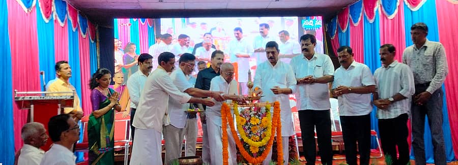 ಪುತ್ತೂರು ತಾಲ್ಲೂಕಿನ ಕುಂಬ್ರ ಪ್ರಾಥಮಿಕ ಕೃಷಿಪತ್ತಿನ ಸಹಕಾರ ಸಂಘದ ಸುಳ್ಯಪದವು ಶಾಖೆಯ ನೂತನ ಕಚೇರಿ ಕಟ್ಟಡ ಪ್ರಕೃತಿ ಸಹಕಾರ ಸೌಧವನ್ನು ಮುಖಂಡ ನಳಿನ್‌ಕುಮಾರ್ ಕಟೀಲ್‌ ಉದ್ಘಾಟಿಸಿದರು