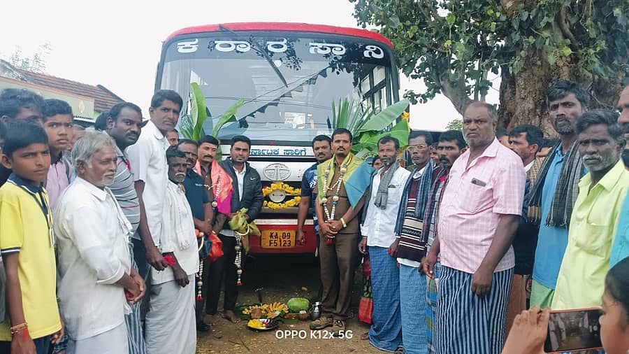 ಸರಗೂರು ತಾಲ್ಲೂಕಿನ ಜೋರೆಹಳ್ಳ ಗ್ರಾಮಕ್ಕೆ ಸರ್ಕಾರಿ ಬಸ್‌ ಸಂಚಾರ ಆರಂಭಿಸಿದ್ದು, ಗ್ರಾಮಸ್ಥರು ಪೂಜೆ ಸಲ್ಲಿಸಿದರು.