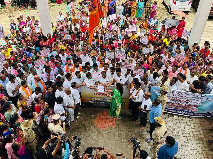 ಕುಂದಾಪುರ ಉಪ ವಿಭಾಗಾಧಿಕಾರಿ ರಶ್ಮೀ ಎಸ್.ಆರ್ ಅವರನ್ನು ಬುಧವಾರ ಭೇಟಿಯಾದ ಭಕ್ತರು, ಅಪಪ್ರಚಾರ ತಡೆಯುವಂತೆ ಆಗ್ರಹಿಸಿ ಸರ್ಕಾರಕ್ಕೆ ಮನವಿ ಸಲ್ಲಿಸಿದರು