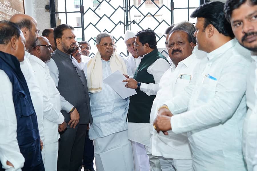 <div class="paragraphs"><p>ಬೀದರ್‌ ಜಿಲ್ಲೆಯ ಕಾಂಗ್ರೆಸ್‌ ಮುಖಂಡರು ಬೆಂಗಳೂರಿನಲ್ಲಿ ಗುರುವಾರ ಮುಖ್ಯಮಂತ್ರಿ ಸಿದ್ದರಾಮಯ್ಯನವರನ್ನು ಭೇಟಿ ಮಾಡಿ ದೂರು ಸಲ್ಲಿಸಿದರು</p></div>