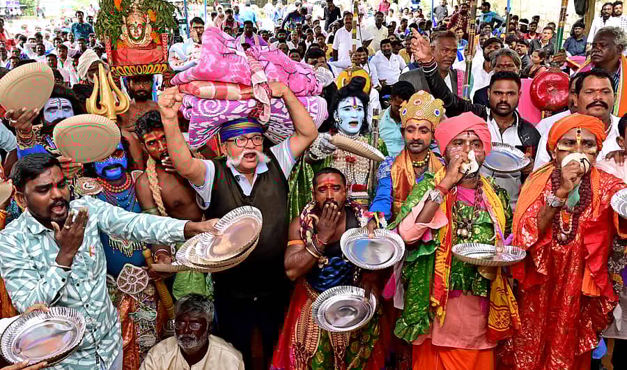 ಪರಿಶಿಷ್ಟ ಜಾತಿಯ 59 ಸೂಕ್ಷ್ಮ, ಅತಿ ಸೂಕ್ಷ್ಮ ಅಲೆಮಾರಿ ಸಮುದಾಯಗಳ ಒಳಮೀಸಲಾತಿ ವಂಚಿತ ಹೋರಾಟ ಸಮಿತಿ ಸದಸ್ಯರು ನಗರದ ಸ್ವಾತಂತ್ರ್ಯ ಉದ್ಯಾನದಲ್ಲಿ ಗುರುವಾರ ಪ್ರತಿಭಟನೆ ನಡೆಸಿದರು -ಪ್ರಜಾವಾಣಿ ಚಿತ್ರ