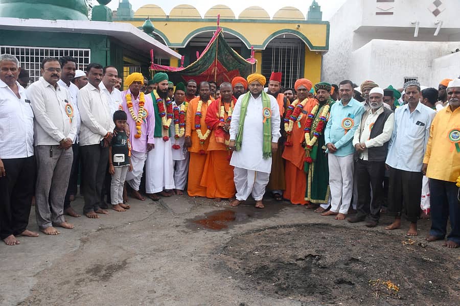 ಬಾದಾಮಿಯಲ್ಲಿ ಹಜರತ್ ಸೈಯದ್ ಬಾದಷಾ ಉರುಸು ಮತ್ತು ಶಿವಪ್ಪಯ್ಯಜ್ಜನ ಆರಾಧನೆ ಮಹೋತ್ಸವದಲ್ಲಿ ಸ್ವಾಮೀಜಿಗಳು, ದರ್ಗಾದ ಮುತುವಲ್ಲಿಗಳು ಮತ್ತು ಹಿರಿಯರು ಪಾಲ್ಗೊಂಡಿದ್ದರು