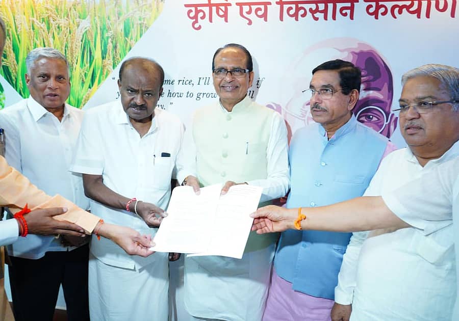 ಕೇಂದ್ರ ಸಚಿವರ ಹಾಗೂ ಸಂಸದರ ನಿಯೋಗವು ಶಿವರಾಜ ಸಿಂಗ್‌ ಚೌಹಾಣ್‌ ಅವರಿಗೆ ಮನವಿ ಸಲ್ಲಿಸಿತು. ಕೇಂದ್ರ ಸಚಿವರಾದ ವಿ.ಸೋಮಣ್ಣ, ಎಚ್‌.ಡಿ.ಕುಮಾರಸ್ವಾಮಿ, ಪ್ರಲ್ಹಾದ ಜೋಶಿ, ಸಂಸದ ಗೋವಿಂದ ಕಾರಜೋಳ ಚಿತ್ರದಲ್ಲಿದ್ದಾರೆ. 