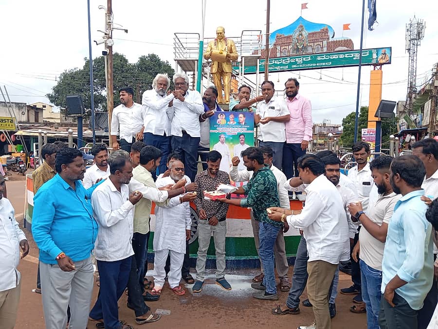 ಹುಮನಾಬಾದ್ ಪಟ್ಟಣದಲ್ಲಿ ತಾಲ್ಲೂಕು ಬಲಗೈ ಜಾತಿಗಳ ಒಕ್ಕೂಟದ ವತಿಯಿಂದ ಮುಖ್ಯಮಂತ್ರಿ ಸಿದ್ದರಾಮಯ್ಯ ಹಾಗೂ ಸಚಿವ ಎಚ್.ಸಿ. ಮಹದೇವಪ್ಪ ಅವರ ಭಾವಚಿತ್ರಕ್ಕೆ ಕ್ಷೀರಾಭಿಷೇಕ ಮಾಡಲಾಯಿತು