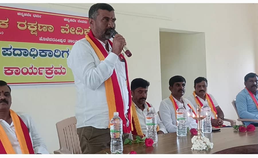 ಹೊಳೆನರಸೀಪುರ ತಾಲ್ಲೂಕಿನ ಹಳ್ಳಿಗಳಲ್ಲಿ ಕರವೇ ಘಟಕ ಪ್ರಾರಂಭಿಸುವ ಉದ್ದೇಶದಿಂದ ಬುಧವಾರ ಕರೆದಿದ್ದ ಸಭೆಯಲ್ಲಿ ಜಿಲ್ಲಾ ಘಟಕದ ಅಧ್ಯಕ್ಷ ಮನುಕುಮಾರ್ ಮಾತನಾಡಿದರು. ಮಹೇಶ್, ಓಹಿಲೇಶ್, ರೇವಣ್ಣ, ರಂಗಸ್ವಾಮಿ ಭಾಗವಹಿಸಿದ್ದರು