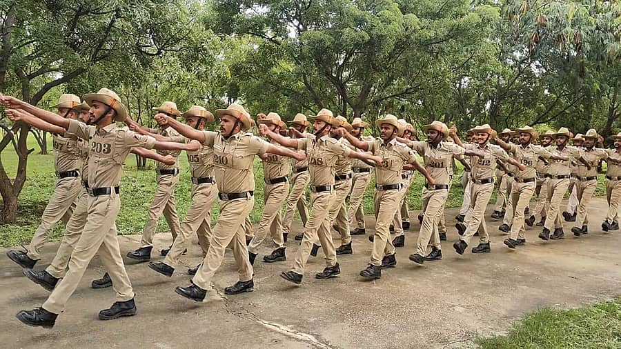 ‘ಕನ್ನಡ ನಾಡಿನ ವೀರರಮಣಿಯ’ ಗೀತೆಗೆ ಪೊಲೀಸ್‌ ಸಿಬ್ಬಂದಿಯ ಪರೇಡ್‌