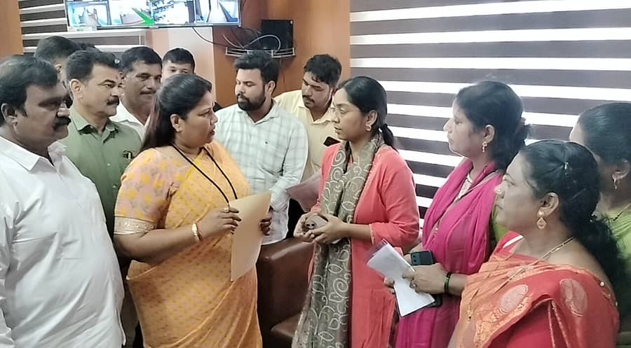 ಅಂಕೋಲಾ ತಾಲ್ಲೂಕಿನ ಕೇಣಿಯಲ್ಲಿ ನಿರ್ಮಿಸಲು ಉದ್ದೇಶಿಸಿರುವ ಸರ್ವಋತು ಆಳ ಸಮುದ್ರ ಗ್ರೀನ್‌ಫೀಲ್ಡ್ ಬಂದರು ಯೋಜನೆ ಕೈಬಿಡಬೇಕೆಂದು ಒತ್ತಾಯಿಸಿ ಬಿಜೆಪಿ ರಾಜ್ಯ ಘಟಕದ ಉಪಾಧ್ಯಕ್ಷೆ ರೂಪಾಲಿ ನಾಯ್ಕ ಜಿಲ್ಲಾಧಿಕಾರಿ ಕೆ. ಲಕ್ಷ್ಮಿಪ್ರಿಯಾ ಅವರಿಗೆ ಮನವಿ ಸಲ್ಲಿಸಿದರು