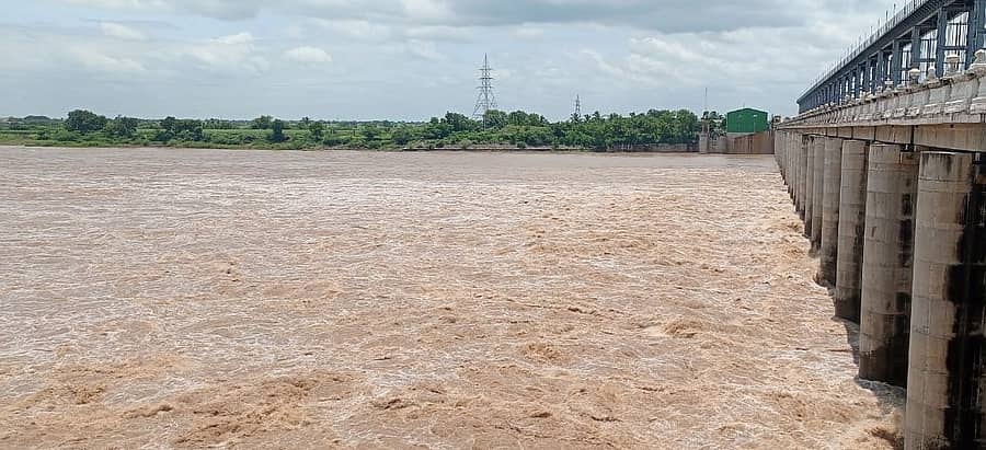 ಉಜನಿ ಜಲಾಶಯದಿಂದ ಅಫಜಲಪುರ ಸೊನ್ನ ಭೀಮಾ ಬ್ಯಾರೇಜ್‌ಗೆ ನೀರು ಬಿಟ್ಟಿರುವುದರಿಂದ 25 ಗೇಟು ಮುಖಾಂತರ ನದಿಯ ಕೆಳಗಿನ ಭಾಗಕ್ಕೆ ನೀರು ಬಿಡಲಾಗುತ್ತಿದೆ