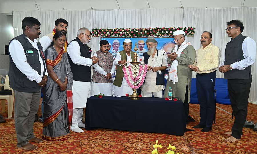 ಸಕಲೇಶಪುರದಲ್ಲಿ ಗುರುವಾರ ನಡೆದ ಡ್ರಗ್ಸ್ ಮುಕ್ತ ಭಾರತ ಸಮಾವೇಶದಲ್ಲಿ ರಾಜ್ಯ ನೀತಿ ಆಯೋಗದ ಅಧ್ಯಕ್ಷ ಬಿ.ಆರ್.ಪಾಟೀಲ್ ದೀಪ ಬೆಳಗಿಸಿದರು