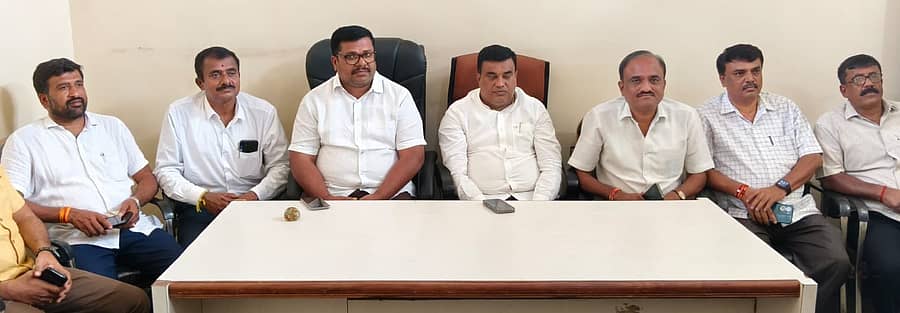 ರಾಮನಗರದ ಅರ್ಚಕರಹಳ್ಳಿಯಲ್ಲಿರುವ ವಿಎಸ್‌ಎಸ್‌ಎನ್‌ ಕಚೇರಿಯಲ್ಲಿ ಗುರುವಾರ ನಡೆದ ಸುದ್ದಿಗೋಷ್ಠಿಯಲ್ಲಿ ಬಿಡಿಸಿಸಿ ಬ್ಯಾಂಕ್ ನಿರ್ದೇಶಕ ವೈ.ಎಚ್. ಮಂಜು ಮಾತನಾಡಿದರು. ಟಿಎಪಿಸಿಎಂಎಸ್ ಅಧ್ಯಕ್ಷ ದೊಡ್ಡಿ ಸೂರಿ ಹಾಗೂ ಮುಖಂಡರು ಇದ್ದಾರೆ