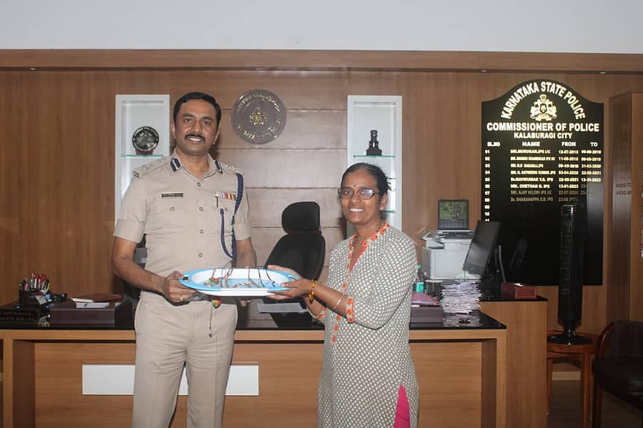 ಕಲಬುರಗಿಯಲ್ಲಿ ನಗರ ಪೊಲೀಸ್‌ ಕಮಿಷನರ್‌ ಶರಣಪ್ಪ ಎಸ್‌.ಡಿ. ಅವರು ಮಹಿಳೆಗೆ ಚಿನ್ನಾಭರಣ ಹಸ್ತಾಂತರಿಸಿದರು