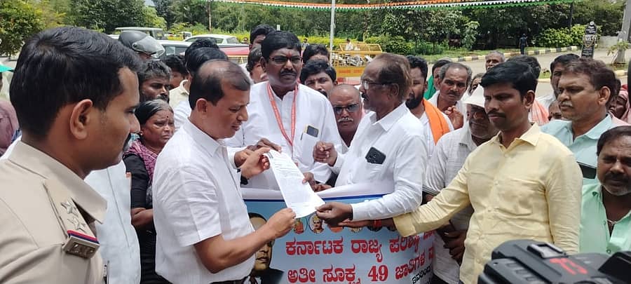 ಅಲೆಮಾರಿ ಸಮುದಾಯಕ್ಕೆ ಪ್ರತ್ಯೇಕ ಗುಂಪು ರಚಿಸಿ ಮೀಸಲಾತಿ ನೀಡುವಂತೆ ಒತ್ತಾಯಿಸಿ ಗುರುವಾರ ಪ್ರತಿಭಟನೆ ನಡೆಸಿದ ರಾಜ್ಯ ಪರಿಶಿಷ್ಟ ಜಾತಿ ಅಲೆಮಾರಿಗಳ 49 ಜಾತಿಗಳ ಮಹಾ ಒಕ್ಕೂಟದ ಸದಸ್ಯರು ದಾವಣಗೆರೆ ಜಿಲ್ಲಾಧಿಕಾರಿ ಜಿ.ಎಂ. ಗಂಗಾಧರಸ್ವಾಮಿ ಅವರಿಗೆ ಮನವಿ ಸಲ್ಲಿಸಿದರು