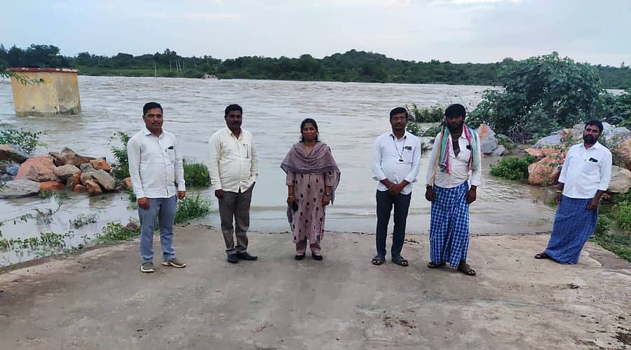 ಲಿಂಗಸುಗೂರು ತಾಲ್ಲೂಕಿನ ಶೀಲಹಳ್ಳಿ ಸೇತುವೆಗೆ ತಹಶೀಲ್ದಾರ್ ಸತ್ಯಮ್ಮ, ನೋಡಲ್ ಅಧಿಕಾರಿ ರವೀಂದ್ರ ಉಪ್ಪಾರ ಬೇಟಿ ನೀಡಿ ಪರಿಶೀಲನೆ ನಡೆಸಿದರು