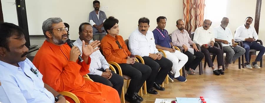 ಚಿತ್ರದುರ್ಗದ ಎಸ್‌ಜೆಎಂ ದಂತ ವೈದ್ಯಕೀಯ ವಿದ್ಯಾಲಯದ ಸಭಾಂಗಣದಲ್ಲಿ ಗುರುವಾರ ಆಯೋಜಿಸಿದ್ದ ಯುವಜನೋತ್ಸವ ಪೂರ್ವಭಾವಿ ಸಭೆಯಲ್ಲಿ ಎಸ್‌ಜೆಎಂ ವಿದ್ಯಾಪೀಠದ ಆಡಳಿತ ಮಂಡಳಿ ಸದಸ್ಯ ಬಸವಕುಮಾರ ಸ್ವಾಮೀಜಿ ಮಾತನಾಡಿದರು