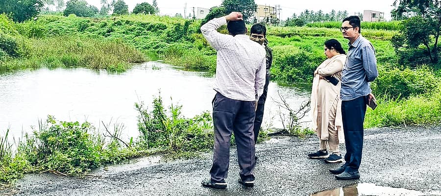 ಕಾಗವಾಡ ತಾಲ್ಲೂಕಿನ ನದಿ ದಡದ ಜೂಗುಳ ಗ್ರಾಮದಲ್ಲಿ ತಗ್ಗು ಪ್ರದೇಶಗಳಲ್ಲಿ ನೀರು ಬಂದಿರುವುದನ್ನು  ತಹಶೀಲ್ದಾರ್‌ ರವೀಂದ್ರ ಹಾದಿಮನಿ ಹಾಗೂ ಅಧಿಕಾರಿಗಳು ಪರಿಶೀಲನೆ ನಡೆಸಿದರು