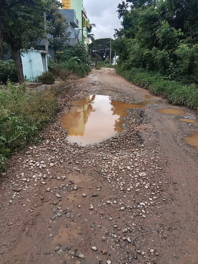 ರಸ್ತೆಯಲ್ಲಿ ಬಿದ್ದ ಗುಂಡಿಯಲ್ಲಿ  ನೀರು ನಿಂತಿದೆ. 