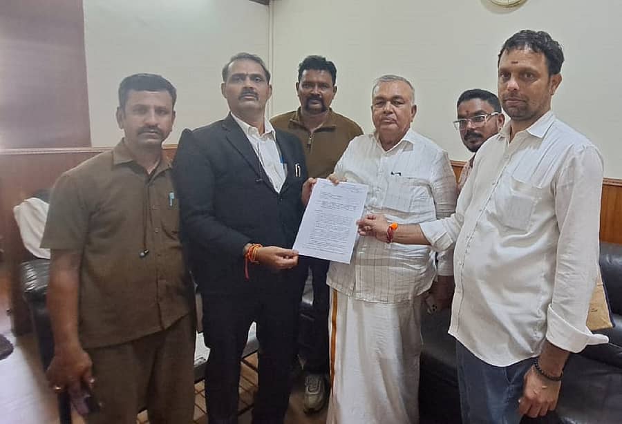 ನಿಷೇಧವಿದ್ದರೂ ಸಂಚಾರ ಆರಂಭಿಸಿರುವ ಬೈಕ್‌ ಟ್ಯಾಕ್ಸಿಗಳ ವಿರುದ್ಧ ಕ್ರಮ ಕೈಗೊಳ್ಳುವಂತೆ ರಾಜ್ಯ ಖಾಸಗಿ ಸಾರಿಗೆ ಸಂಘಗಳ ಒಕ್ಕೂಟವು ನಟರಾಜ ಶರ್ಮ ನೇತೃತ್ವದಲ್ಲಿ ಸಾರಿಗೆ ಸಚಿವ ರಾಮಲಿಂಗಾರೆಡ್ಡಿಗೆ ಮನವಿ ಸಲ್ಲಿಸಿತು