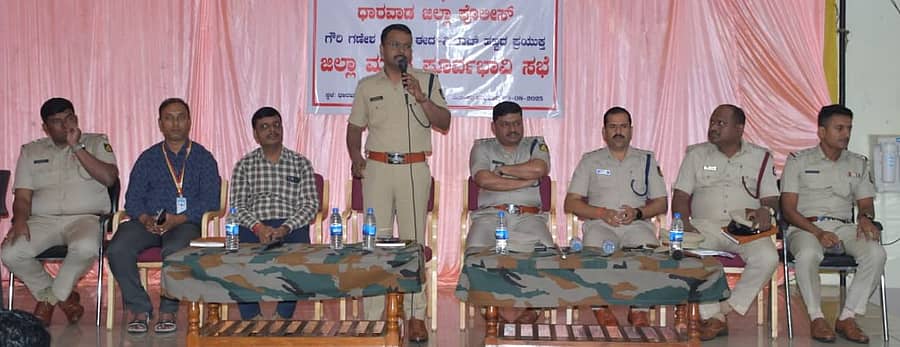 ಧಾರವಾಡದಲ್ಲಿ ನಡೆದ ಸಭೆಯಲ್ಲಿ ಎಸ್ಪಿ ಗುಂಜನ್‌ ಆರ್ಯ ಮಾತನಾಡಿದರು