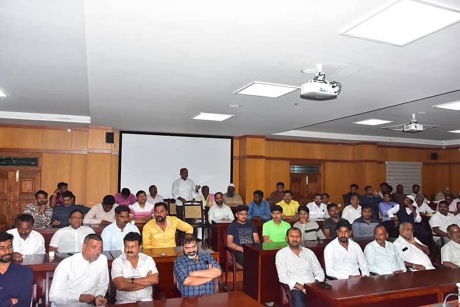 ಮೈಸೂರಿನ ನಗರ ಪೊಲೀಸ್‌ ಆಯುಕ್ತರ ಕಚೇರಿಯಲ್ಲಿ ಗುರುವಾರ ಆಯೋಜಿಸಿದ್ದ ಶಾಂತಿ ಸಭೆಯಲ್ಲಿ ವಿವಿಧ ಧರ್ಮಗಳ  ಮುಖಂಡರು ಪಾಲ್ಗೊಂಡಿದ್ದರು