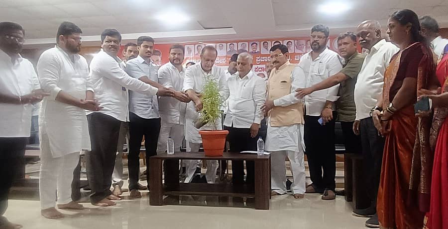 ಚಿಕ್ಕೋಡಿ ಪಟ್ಟಣದ ಲೋಕೋಪಯೋಗಿ ಸಭಾಭವನದಲ್ಲಿ ಚಿಕ್ಕೋಡಿ ಜಿಲ್ಲಾ ಮಟ್ಟದ ಕಾಂಗ್ರೆಸ್ ಪಕ್ಷದ ಪದಾಧಿಕಾರಿಗಳ ಸಭೆಯನ್ನು ಕಾಂಗ್ರೆಸ್ ಪಕ್ಷದ ಪ್ರಚಾರ ಸಮಿತಿಯ ರಾಜ್ಯ ಘಟಕದ ಅಧ್ಯಕ್ಷ ವಿನಯಕುಮಾರ ಸೊರಕೆ ಉದ್ಘಾಟಿಸಿದರು. ರಾಹುಲ ಜಾರಕಿಹೊಳಿ, ಲಕ್ಷ್ಮಣರಾವ್ ಚಿಂಗಳೆ ಇದ್ದರು.