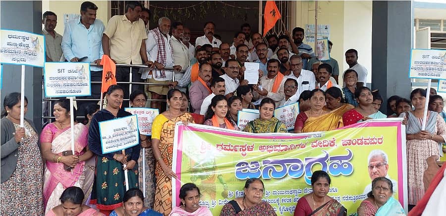  ಧರ್ಮಸ್ಥಳದ ವಿರುದ್ಧ ಅಪಪ್ರಚಾರ ವಿರೋಧಿಸಿ ಪಾಂಡವಪುರ ತಾಲ್ಲೂಕು ಆಡಳಿತ ಸೌಧಧ ಎದುರು ಬಿಜೆಪಿ, ಜೆಡಿಎಸ್ ಕಾರ್ಯಕರ್ತರು ಹಾಗೂ ಭಕ್ತರು ಪ್ರತಿಭಟನೆ ನಡೆಸಿದರು