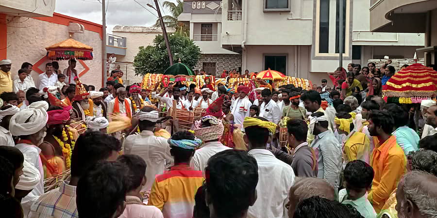 ಹುಣಸಗಿ ತಾಲ್ಲೂಕಿನ ವಜ್ಜಲ ಗ್ರಾಮದಲ್ಲಿ ಶರಣ ಸಿದ್ರಾಮುಪ್ಪ ಮುತ್ಯಾ ನೂತನ ಮೂರ್ತಿ ಹಾಗೂ ನಾಲ್ಕು ಪಲ್ಲಕ್ಕಿಗಳ ಮೆರವಣಿಗೆ ಸಡಗರದಿಂದ ನಡೆಯಿತು
