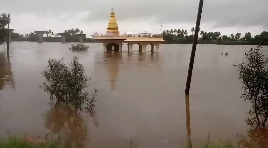 <div class="paragraphs"><p>ಚಿಕ್ಕೋಡಿ ತಾಲೂಕಿನ ಕಲ್ಲೋಳ-ಯಡೂರ ಸೇತುವೆ ಬಳಿಯಲ್ಲಿ ದತ್ತ ಮಂದಿರ ಕೃಷ್ಣಾ ನದಿ ನೀರಿನಿಂದ ಜಲಾವೃತಗೊಂಡಿರುವದು.</p></div>