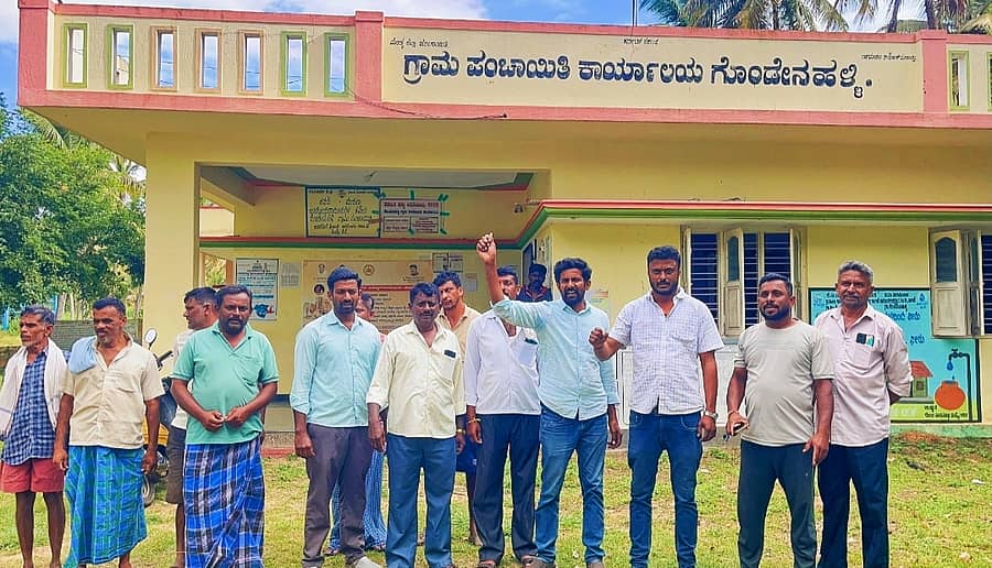 ನಾಗಮಂಗಲ ತಾಲ್ಲೂಕಿನ ಗೊಂಡೇನಹಳ್ಳಿ ಗ್ರಾಮ ಪಂಚಾಯಿತಿಯ 15ನೇ ಹಣಕಾಸು ಅನುದಾನದಲ್ಲಿ ಅವ್ಯವಹಾರ ನಡೆದಿದೆ ಎಂದು ಆರೋಪಿಸಿ ಪಂಚಾಯಿತಿ ಆವರಣದಲ್ಲಿ ಗ್ರಾ. ಪಂ ಸದಸ್ಯರು ಪ್ರತಿಭಟನೆ ನಡೆಸಿದರು