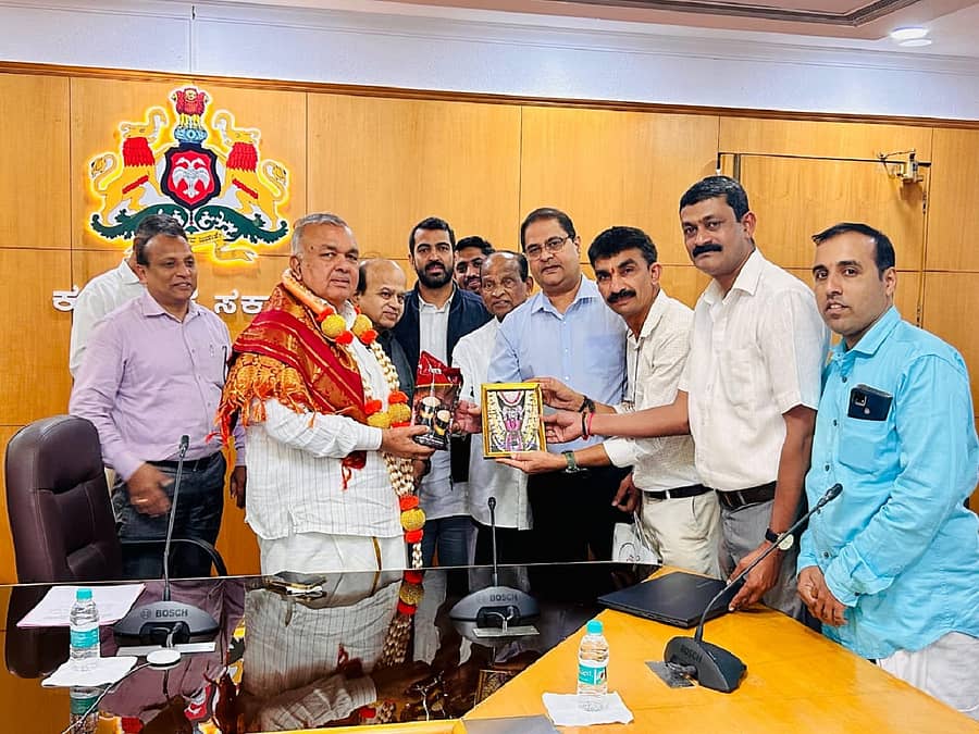 ರಾಜ್ಯ ಧಾರ್ಮಿಕ ದತ್ತಿ ಇಲಾಖಾ ಸಚಿವ ರಾಮಲಿಂಗಾರೆಡ್ಡಿ ಅವರನ್ನು ಬೆಂಗಳೂರಿನಲ್ಲಿ ಭೇಟಿಯಾದ ಶಾಸಕ ಡಾ.ಮಂತರ್‌ಗೌಡ, ಓಂಕಾರೇಶ್ವರ ದೇವಾಲಯ ವ್ಯವಸ್ಥಾಪನಾ ಸಮಿತಿ ಅಧ್ಯಕ್ಷ ಎ.ಸಿ.ದೇವಯ್ಯ ಮತ್ತು ಸದಸ್ಯರು ದೇಗುಲಗಳ ಅಭಿವೃದ್ಧಿ ಕುರಿತು ಮನವಿ ಮಾಡಿದರು