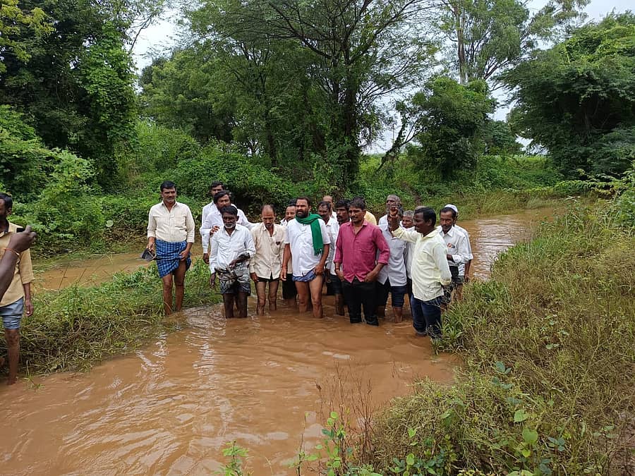 ಭಾಲ್ಕಿ ತಾಲ್ಲೂಕಿನ ಖಟಕಚಿಂಚೋಳಿ ಗ್ರಾಮದ ರೈತರು ತಮ್ಮ ಹೊಲಗಳಿಗೆ ತೆರಳಲು ರಸ್ತೆ ಮಾಡಿ ಕೊಡುವಂತೆ ಒತ್ತಾಯಿಸಿ ಹಳ್ಳದಲ್ಲಿ ನಿಂತು ಪ್ರತಿಭಟನೆ ನಡೆಸಿದರು