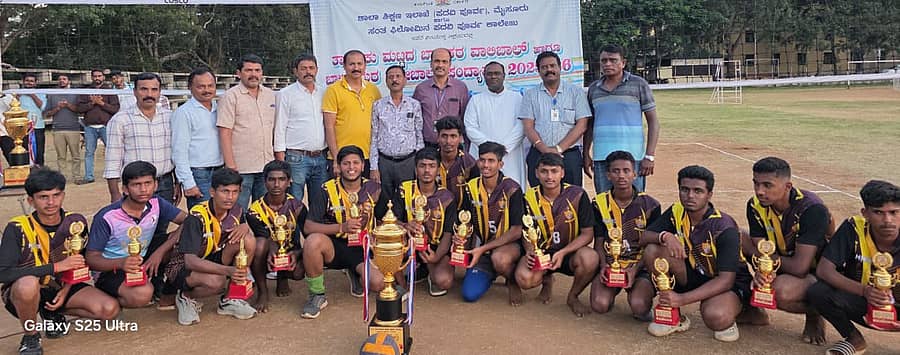 ಬಾಲಕರ ವಾಲಿಬಾಲ್ ಟೂರ್ನಿ ವಿಜೇತ ಮರಿಮಲ್ಲಪ್ಪ ಕಾಲೇಜು ತಂಡಕ್ಕೆ ಫಾ. ಲೂರ್ದ್‌ ಪ್ರಸಾದ್‌ ಜೋಸೆಫ್ ಬಹುಮಾನ ವಿತರಿಸಿದರು