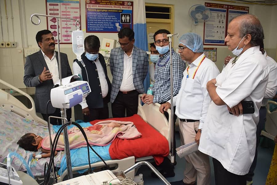 ಕರ್ನಾಟಕ ರಾಜ್ಯ ಮಕ್ಕಳ ಹಕ್ಕುಗಳ ರಕ್ಷಣಾ ಆಯೋಗದ ಸದಸ್ಯರಾದ ಶಶಿಧರ ಕೊಸಂಬೆ, ಶೇಖರಗೌಡ ರಾಮತ್ನಾಳ, ಡಾ. ತಿಪ್ಪೇಸ್ವಾಮಿ ಕೆ.ಟಿ. ಅವರು ಗುರುವಾರ ಗದಗ ಜಿಲ್ಲಾ ಆಸ್ಪತ್ರೆಗೆ ಭೇಟಿ ನೀಡಿ, ವ್ಯವಸ್ಥೆ ಪರಿಶೀಲಿಸಿದರು