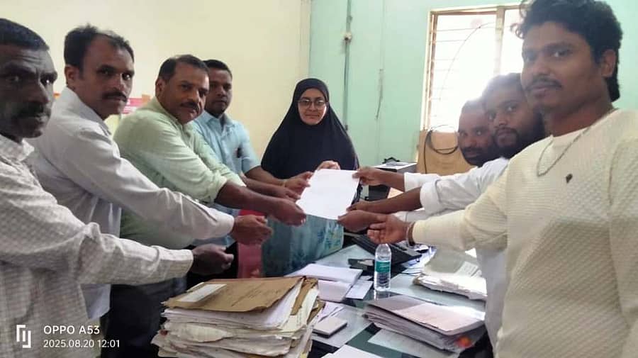 ಬಾಳೆಹೊನ್ನೂರು ಸಮೀಪದ ಬೊಗಸೆಯಲ್ಲಿ ಬಿಎಸ್ಎನ್ಎಲ್ ಟವರ್ ಸರಿಪಡಿಸುವಂತೆ ಒತ್ತಾಯಿಸಿ ಗ್ರಾಮಸ್ಥರು ಚಿಕ್ಕಮಗಳೂರಿನ ಬಿಎಸ್ಎನ್ಎಲ್ ಕಚೇರಿ ಸಿಬ್ಬಂದಿ ಮೂಲಕ ಜನರಲ್ ಮ್ಯಾನೇಜರ್ ಅವರಿಗೆ ಮನವಿ ಸಲ್ಲಿಸಿದರು